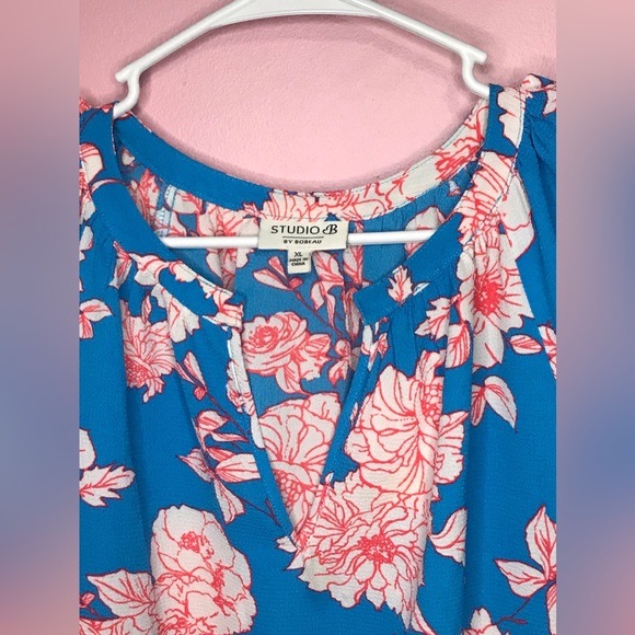 Studio B. By Bobeau Blouse. Size XL, used condition, 97% polyester 3% spandex. - Picture 3 of 9